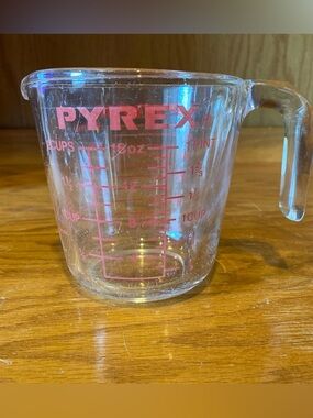 PYREX 516 Glass Measuring Cup Red Lettering Open Handle 2 Cup Vintage